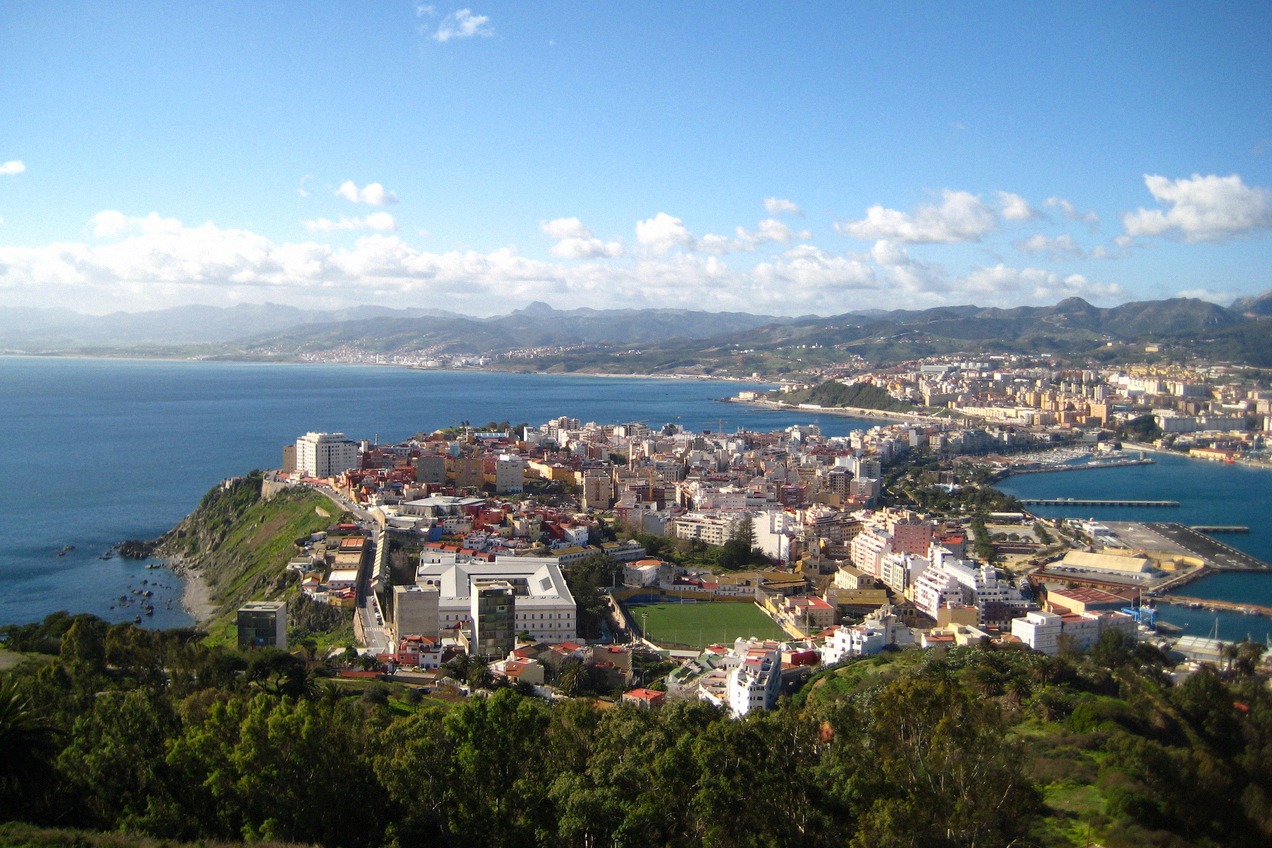 Panorama von Ceuta mit Hafen und der Meerenge von Gibraltar